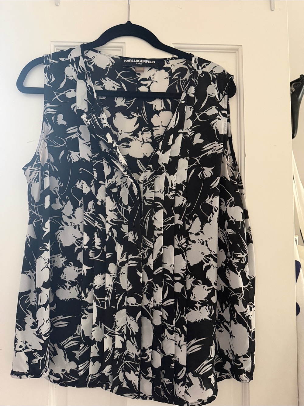 Karl Lagerfeld Black and White Floral Sleeveless V-Neck Blouse